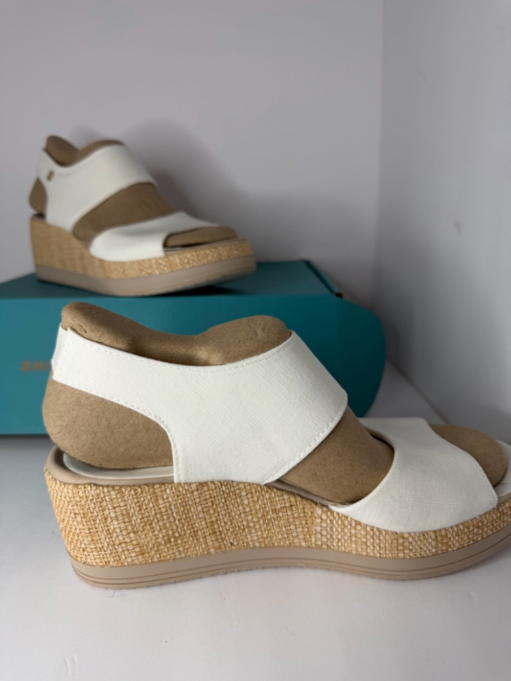 Bzees White Stretch Wedge Sandals Size 9 Comfort Lightweight Platform Slip-On